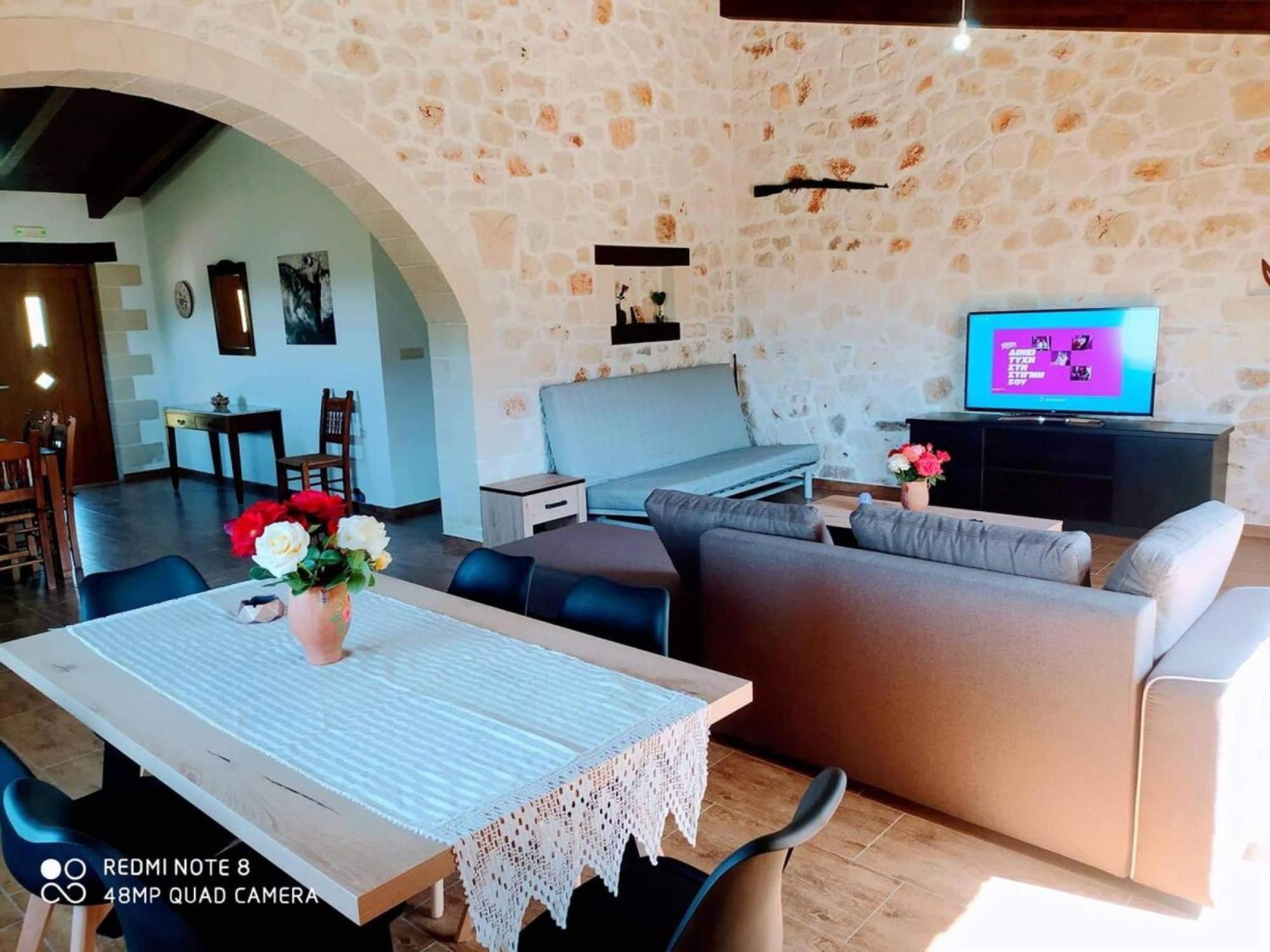 Traditional Villa In Pemonia Bagian luar foto