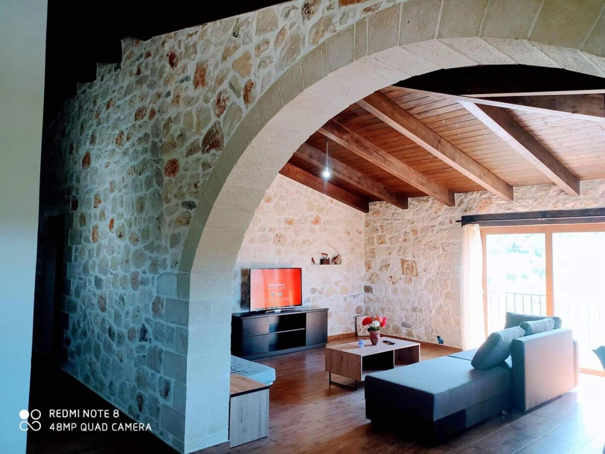 Traditional Villa In Pemonia Bagian luar foto