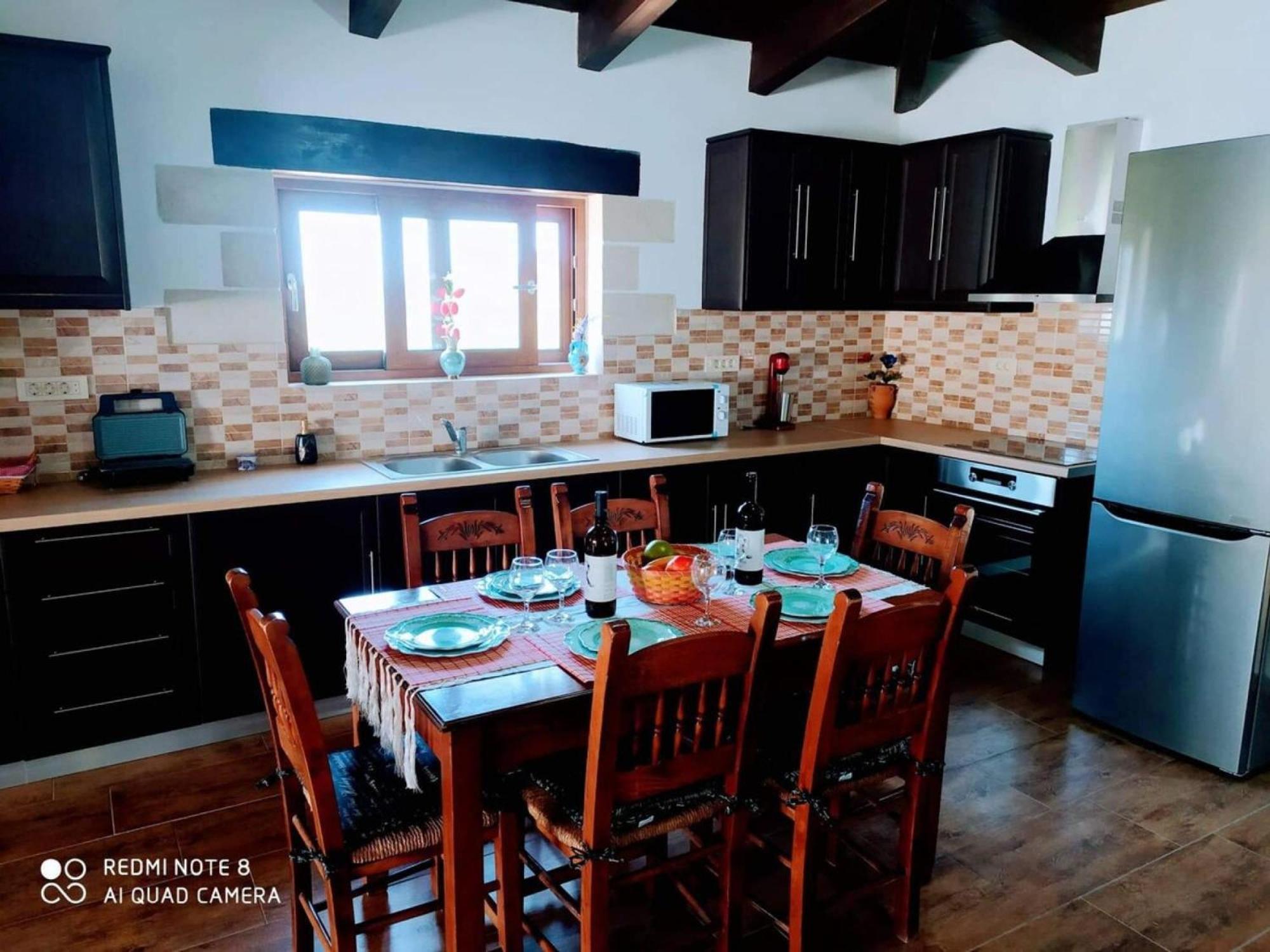 Traditional Villa In Pemonia Bagian luar foto