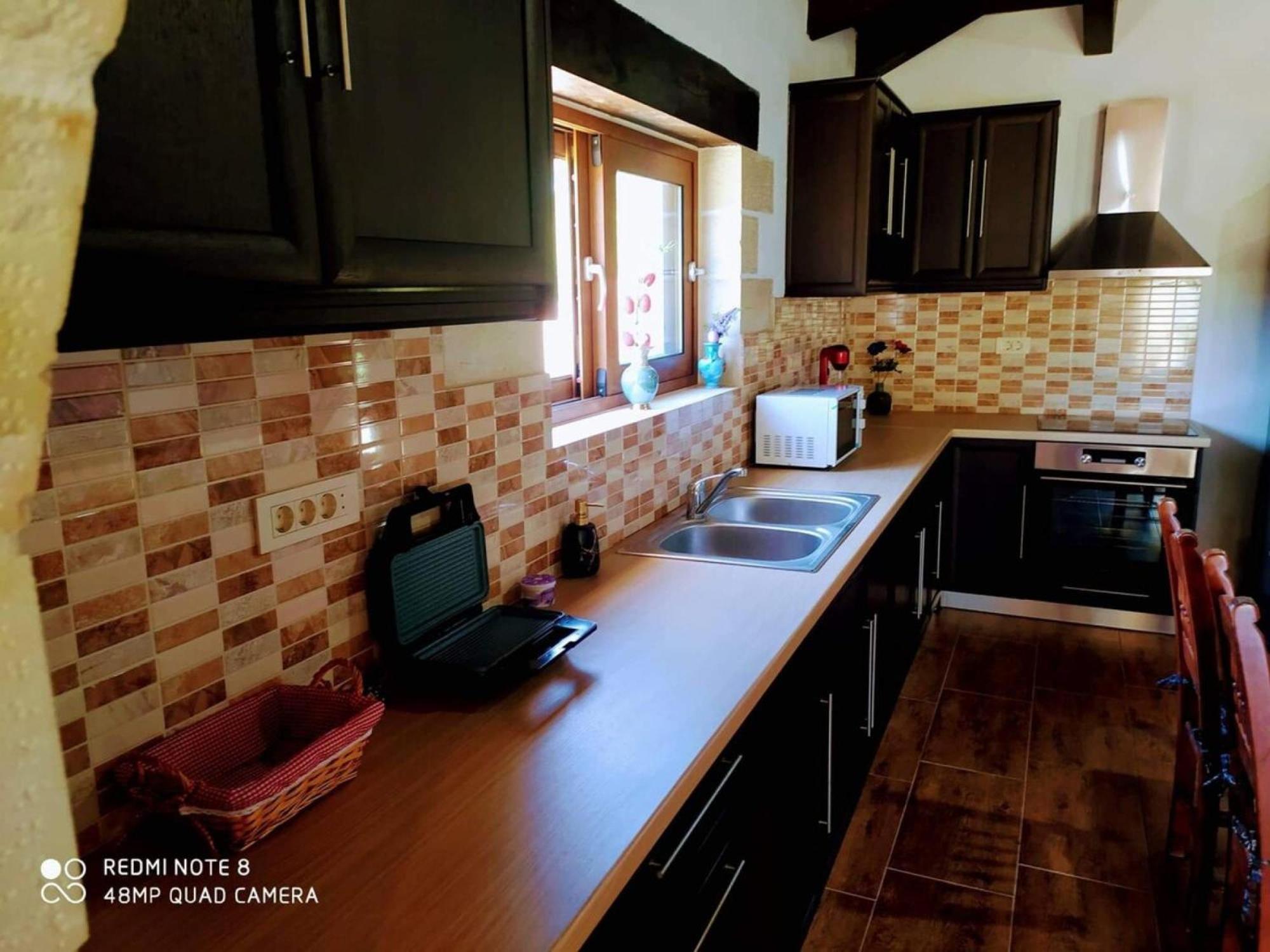Traditional Villa In Pemonia Bagian luar foto